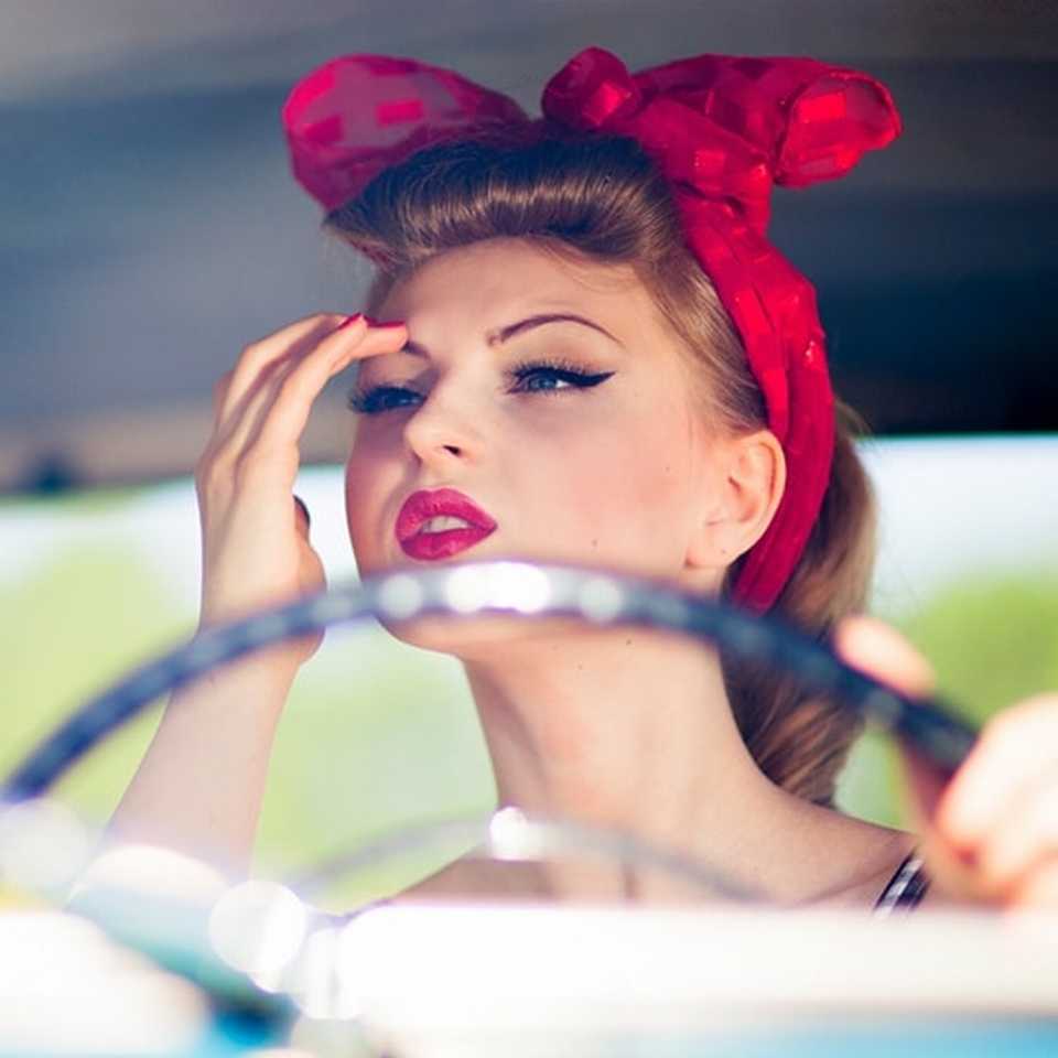 How to get a vintage pin up girl make-up look