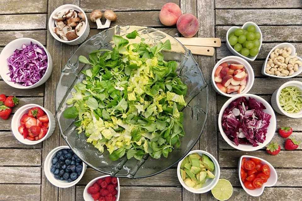 There are 4 foods to eat for healthier joints and 3 to avoid
